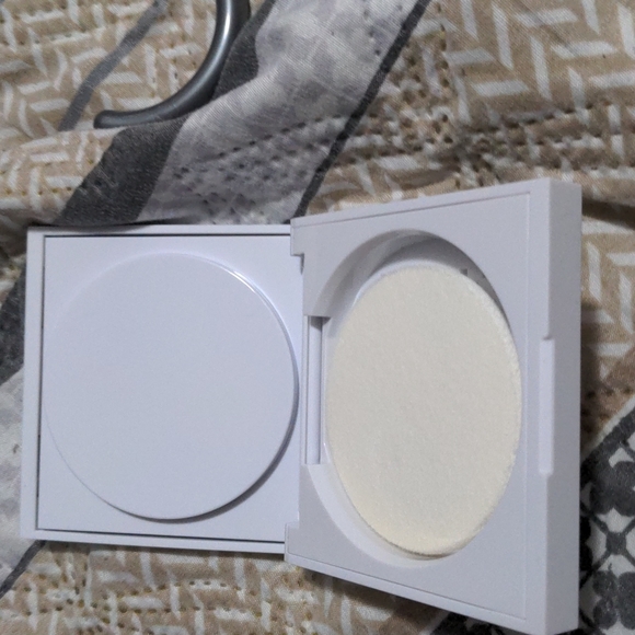 Honest Beauty everything  foundation - Picture 4 of 4